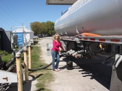 js-weipz-ann-trying-her-hand-at-fueling.jpg